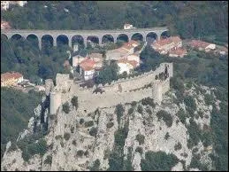 Voici une vue du ciel de la commune de Salvezines, o les habitants portent le nom de ...