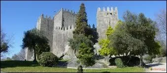 O se trouve la cit ducale de Guimares ?