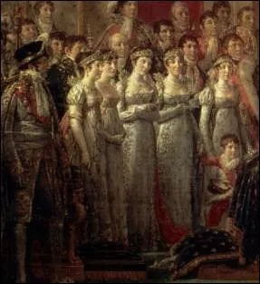 A droite des deux frres, on retrouve les trois surs de Napolon. Celles-ci mirent la plus mauvaise volont  leurs obligations, furieuses d'avoir t dsignes pour porter la lourde trane.