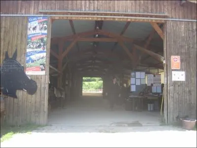 O montons-nous quand il pleut dehors ou que le terrain  l'extrieur n'est pas encore accessible ? (grle, inond, occup, trop froid, ... )