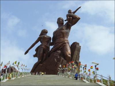 Haut de 52 m, en bronze et cuivre, il surplombe Dakar au Sngal. Inaugur le 3 avril 2010 par le prsident Wade, il reprsente un homme qui brandit son enfant, enlace sa femme. Quel est ce monument ?