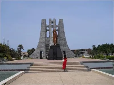 C'est  la fois un parc et un mausole situ au centre-ville de la capitale Accra. Il fut rig en l'honneur de celui qui obtint l'indpendance du Ghana. Quel est ce monument ?