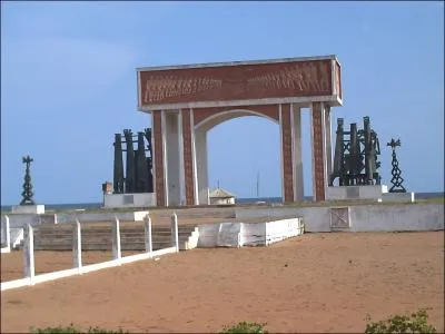 Sur la plage de Cotonou, il est possible de visiter ce monument ddi aux esclaves embarqus vers le Brsil et Hati. Retrouvez le pays.