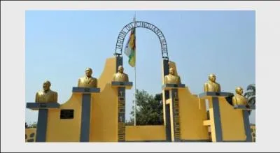 Dans ce pays, l'actuel chef d'tat est menac militairement par l'opposition. Dans sa capitale, il existe un monument rig  la gloire des anciens chefs d'tat. Quel est ce pays ?