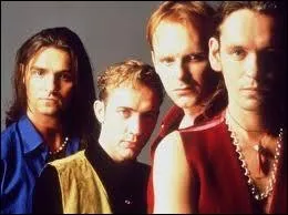 Quel groupe enregistra  Love Is All Around  en 1994 ?