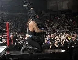 Compltez le nom de cette prise appartenant  l'Undertaker : ... ... ... ... . Piledriver