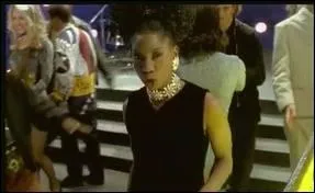 Le tube  dance  de l'anne 1993 fut srement  Moving On Up  : quel est le nom de ce groupe originaire de Manchester ?