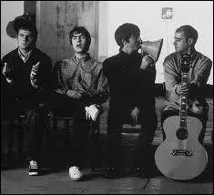 Quel groupe britannique est indissociable du titre  Wonderwall  ?