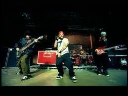 A quel groupe originaire de Floride associe-t-on le titre  Break Stuff  en 1999 ?