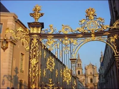 Si la  Cit ardente  est le surnom de sa ville jumelle, quel est celui de Nancy ?