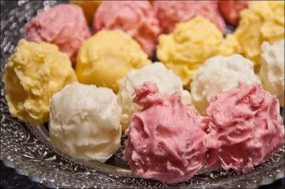 Tout le monde connat la bergamote, spcialit sucre de Nancy. Mais comment s'appellent ces dlicieuses petites bouches enrobes de chocolat et garnies d'eaux-de-vie de parfums diffrents ?