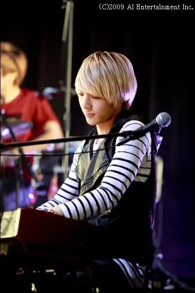 Quel membre est galement pianiste dans le groupe ?