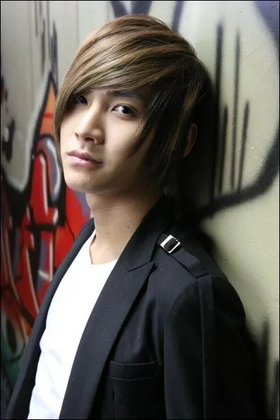 Quel membre a t stagiaire dans son agence en mme temps que les CNBlue ?