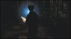 Harry suivait les traces de Peter Pettigrow dans les couloirs  l'aide de la carte du Maraudeur. Rogue se rapproche. Quel sort, Harry utilise-t-il alors pour teindre les torches ?