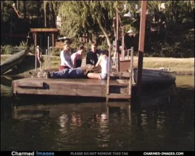 Qui habite dans une cabane prs d'un lac ?