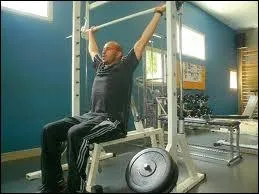 Nous poussons la barre au-dessus de notre tte lors du  dvelopp nuque . Mais pour faire travailler quels muscles ?