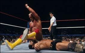 Compltez le nom de cette prise appartenant  Hulk Hogan : ... ... ... . . Leg Drop
