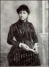 Amricaine (1853-1942), continua le combat anarchiste de son mari Albert (pendu suite au massacre de Chicago du 1er mai 1886)