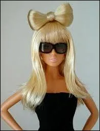 Cette Barbie porte la coiffure significative de quelle star de la chanson ?
