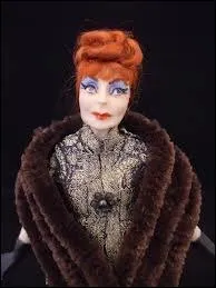 Reconnaissable sans nul doute  son maquillage et  ses cheveux roux, c'est la poupe... ?
