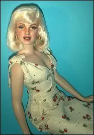 C'est une poupe Marilyn Monroe, mais dans quel film ? le film est reconnaissable  la robe blanche orne de cerises...