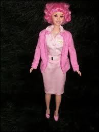 Cette Barbie toute de rose vtue et aux cheveux roses est  votre avis... ?