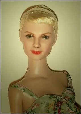 Cette poupe est rserve aux cinphiles. Elle reprsente une actrice de caractre qui est l'pouse d'une immense star de cinma. C'est ?