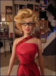 Cette Barbie en robe de soire et lunettes de star est ?
