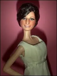Cette poupe reprsente quelle grande star de la chanson et du cinma  votre avis ?