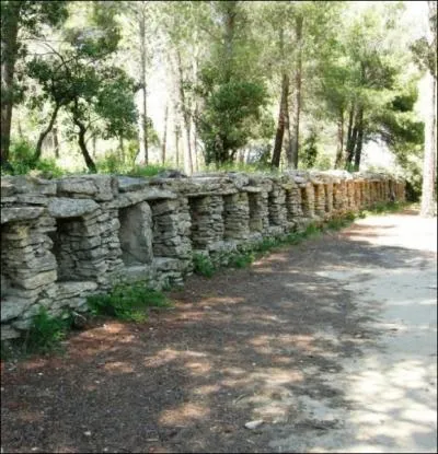 Ces murs de pierres sches, creuss de niches, sont typiques  la Provence. Appels apiers, a quoi servaient ces constructions datant du XVIIIme sicle ?