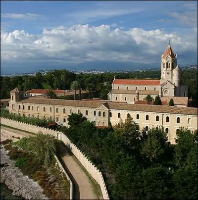 Sur quelle le se situe ce monastre fortifi, appartenant aux moines cisterciens, et qui y fabriquent de nos jours une liqueur appele le Lrina ?