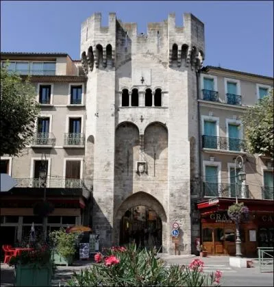 Cette cit adosse  la pointe orientale du massif du Lubron est pour toujours lie  la mmoire de l'crivain Jean Giono ... .