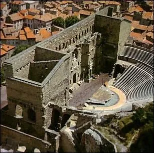  C'est la plus belle muraille de mon royaume , dit Louis XIV lors d'une visite en 1660. De quel monument parlait-il ainsi ?