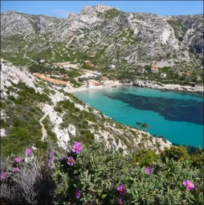 Nul ne lui contestera son statut de merveille. Protge et prise pour la plonge sous-marine, elle est situe  l'est de Marseille ... .