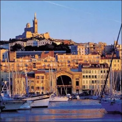 Situ au nord du Vieux-Port, c'est le quartier historique de Marseille, lieu d'implantation de la colonie grecque fondatrice de Massilia, 600 ans avant J-C ...