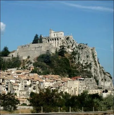 Entre sa citadelle et la Durance, elle aime jouer les fortins impntrables sur la route des Alpes ... .