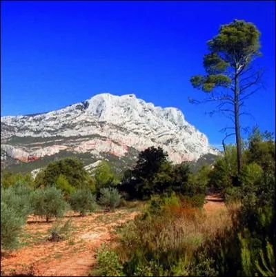 Mystrieuse et immense pyramide de calcaire s'imposant au-dessus du paysage aixois. La montagne chrie du peintre Paul Czanne ... .