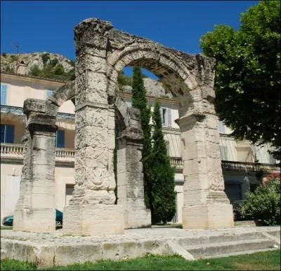 L'actuelle Provence compte les plus beaux vestiges gallo-romains de France, comme cet Arc, probablement l'entre des anciens thermes romains  :