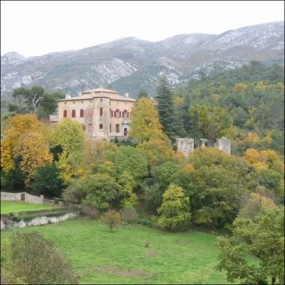 Au pied de la face nord de la Sainte-Victoire, au dessus du torrent de l'Infernet, le Chteau du pre du cubisme : Pablo Picasso. Il y repose dans le parc du Chteau ?