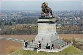 Sur le site de quelle bataille napolonienne a-t-on rig la Butte du Lion en 1826 ?
