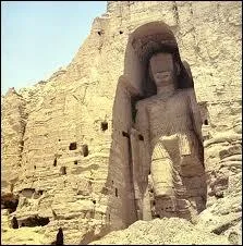 En 2001, dans quel pays les statues monumentales de Bouddha ont-elles t dtruites par les talibans ?