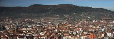 Voici une vue panoramique d'Oviedo. O est situe cette ville ?