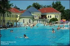 Les thermes publics caractrisent Bkscsaba. De quel pays s'agit-il ?