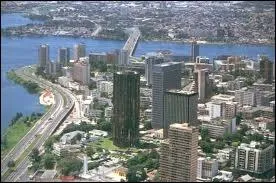 Voici la ville d'Abidjan vue du ciel. Dans quel pays se situe-t-elle ?