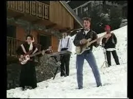 L'anne 1987 fut marque par la reprise du clbre titre  Etoile des Neiges . Comment se nomme ce groupe phmre ?