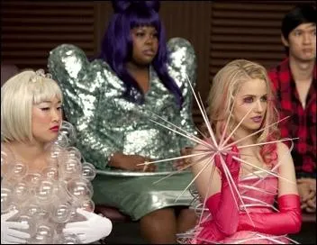 Saison 1, pisode 20 - Dans cet pisode consacr  Lady Gaga, quelle est la forme de l'accessoire que Brittany porte sur la tte ?