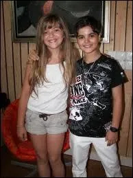 Comment s'appelle le gar�on qui est � c�t� de Caroline Costa ?