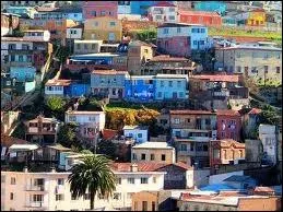 L'ultime escale nous mne sur les hauteurs de Valparaiso ? O est situ ce port ?