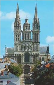 Les deux grandes tours pointues de la cathédrale d'Angers s'appellent :