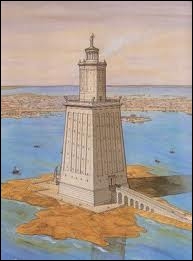 La ville d'Alexandrie, un grand port d'Égypte sur la Méditerranée, avait un phare qui :